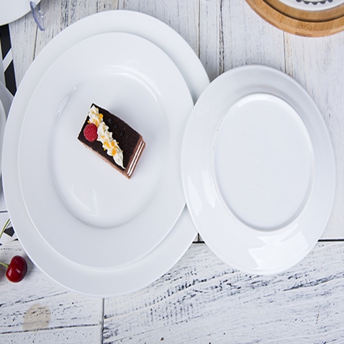 Biały okrągły zestaw talerzy z melaminy Royal Ware używany w restauracji 2