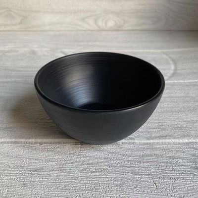 Dobra cena. Czarna miska z melaminy, 100% przeznaczona do kontaktu z żywnością, z możliwością personalizacji logo w Internecie